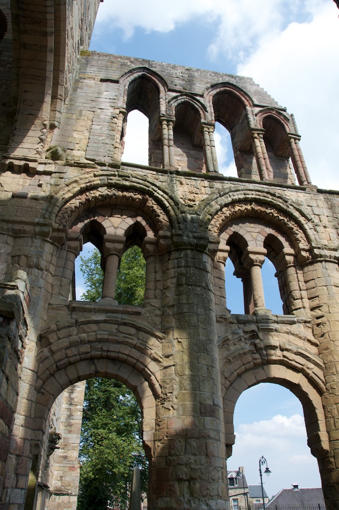 The presbytery, with rounded Romanesque arches of the 1100s and more pointed ones favoured in the 13th century
